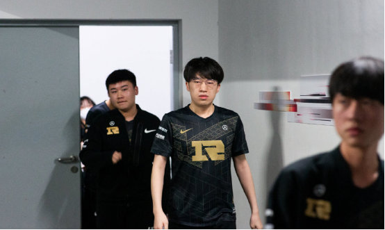 端展现积极 端展现积极